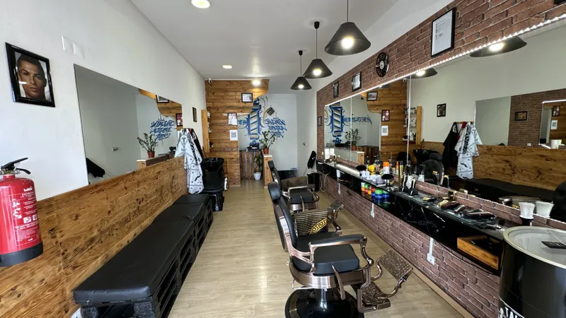 Corredor da barbearia com poster do Ronaldo