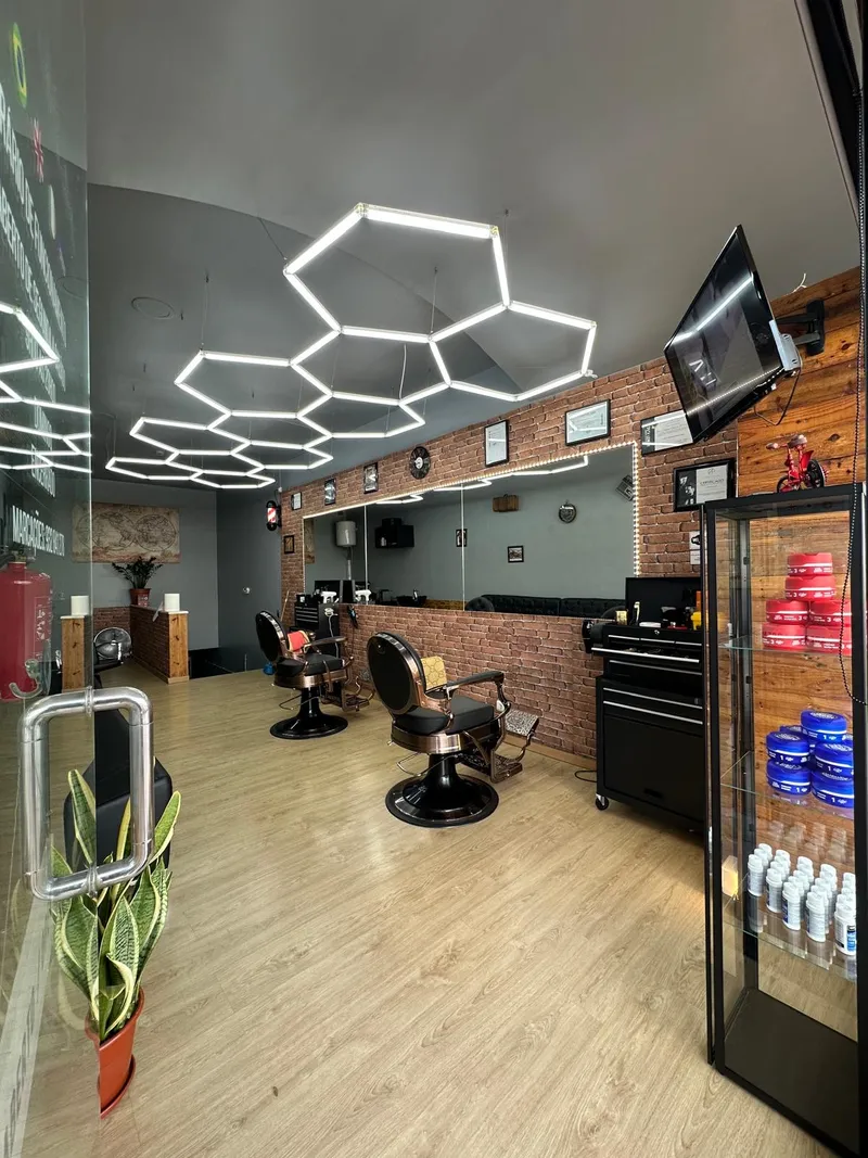 Sala principal com iluminação em favo de mel