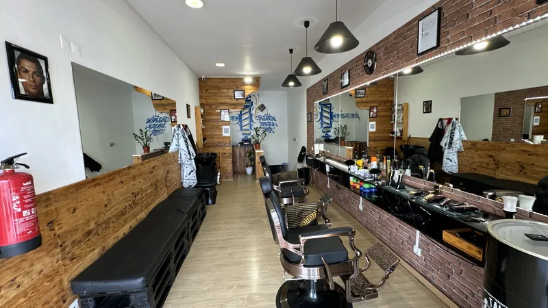 Vista geral da barbearia com parede de tijolo
